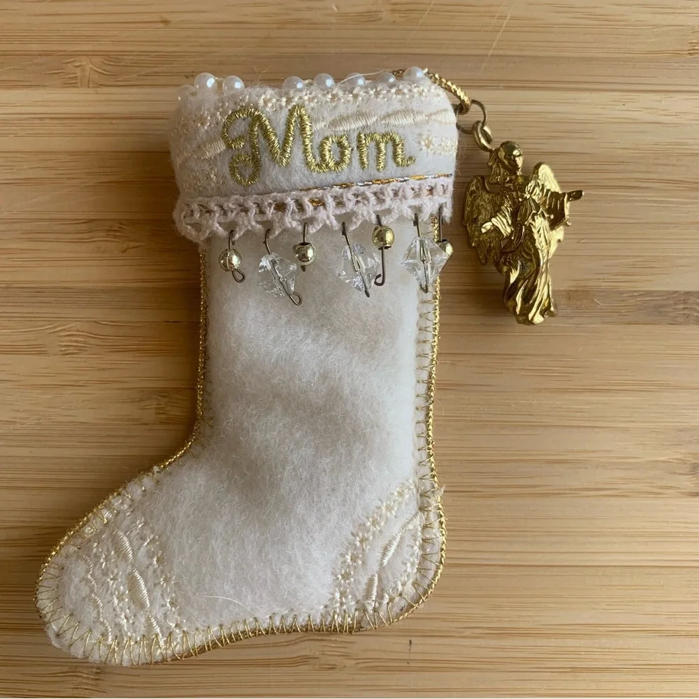 Hallmark Keepsake Ornament * Mom *2002